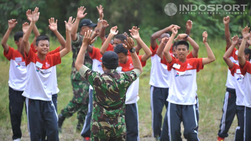 TNI ambil bagian dalam proses pembangunan karakter 48 bakat muda Pertamina Soccer Camp 2014 di Sentul, Rabu (20/08/14). Pertamina Soccer Camp sendiri berlangsung dari 17 sampai 24 Agustus 2014. - INDOSPORT